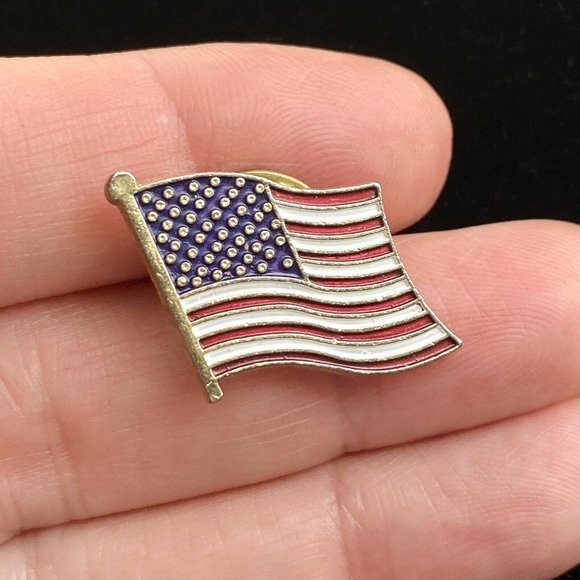Vintage Enamel US Flag Pin For Lapel Hat Lanyard Patriotic American Pinback - Picture 2 of 5